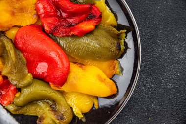 biberli sebze kızartılmış dolmalık biber sağlıklı yemek abur cuburu fotokopi masasında uzay yiyeceklerinin arka plan kırsal manzarası 