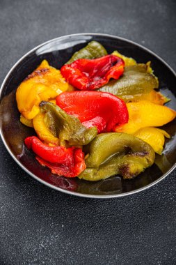 biberli sebze kızartılmış dolmalık biber sağlıklı yemek abur cuburu fotokopi masasında uzay yiyeceklerinin arka plan kırsal manzarası 