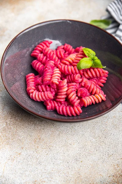 Pembe makarna pancar sosu fusilli sebze pancar taze yemek masada vejetaryen yemek fotokopi alanı arka plan kırsal manzarası