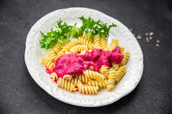 Pembe makarna pancar sosu fusilli sebze pancar taze yemek masada vejetaryen yemek fotokopi alanı arka plan kırsal manzarası