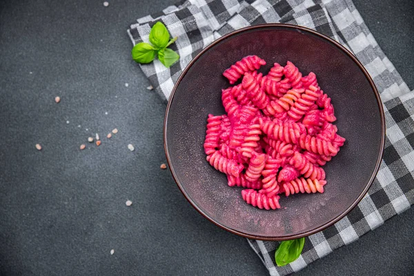 Pembe makarna pancar sosu fusilli sebze pancar taze yemek masada vejetaryen yemek fotokopi alanı arka plan kırsal manzarası