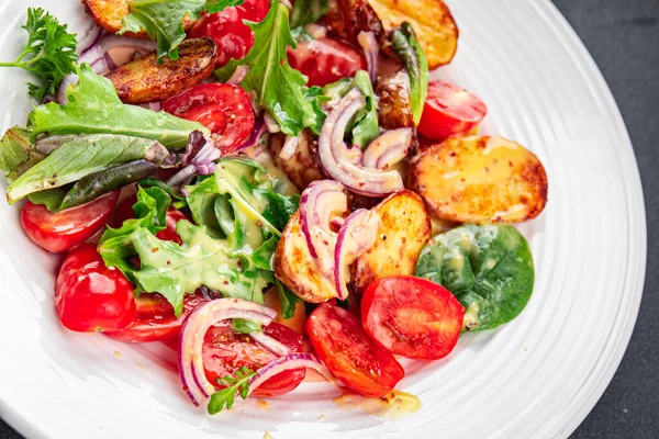 Salata, patates, sebze, patates, domates, soğan, yeşil salata yaprakları, salata sosu, salata sosu, salata soslu sebzeler, masada sağlıklı yemek atıştırmalıkları fotokopi uzayı arka plan kırsal manzarası. 