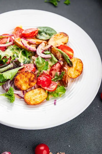 Salata, patates, sebze, patates, domates, soğan, yeşil salata yaprakları, salata sosu, salata sosu, salata soslu sebzeler, masada sağlıklı yemek atıştırmalıkları fotokopi uzayı arka plan kırsal manzarası. 