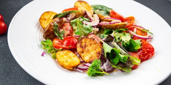 Salat Gebackene Kartoffeln Gemüsekartoffeln Tomaten Zwiebeln Grüne Salatblätter Salatdressing Vinaigrette — Stockfoto
