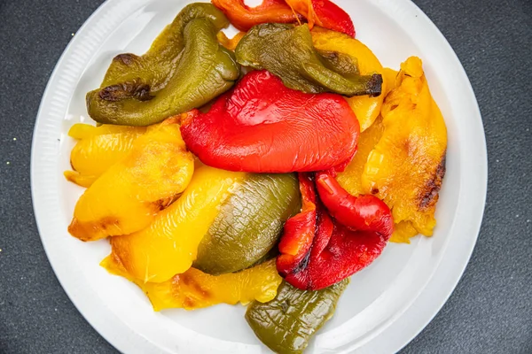 biberli sebze kızartılmış dolmalık biber sağlıklı yemek abur cuburu fotokopi masasında uzay yiyeceklerinin arka plan kırsal manzarası 