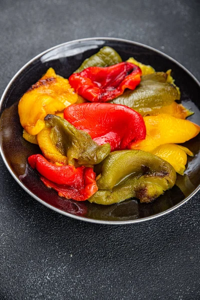 biberli sebze kızartılmış dolmalık biber sağlıklı yemek abur cuburu fotokopi masasında uzay yiyeceklerinin arka plan kırsal manzarası 