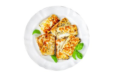 Halloumi kızarmış peynir taze fesleğen yemeği masadaki fotokopi uzayı arka plan kırsal manzarası.