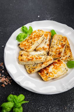 Halloumi kızarmış peynir taze fesleğen yemeği masadaki fotokopi uzayı arka plan kırsal manzarası.