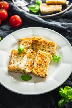 Halloumi kızarmış peynir taze fesleğen yemeği masadaki fotokopi uzayı arka plan kırsal manzarası.