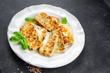 Halloumi kızarmış peynir taze fesleğen yemeği masadaki fotokopi uzayı arka plan kırsal manzarası.