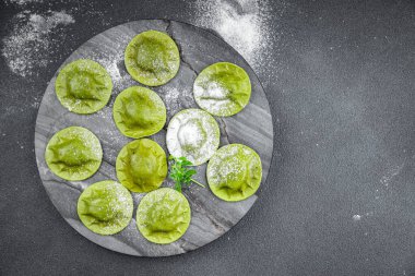 yeşil ravioli taze yeşil hamur ıspanağı, fesleğen sebze yemeği masada atıştırmalık.