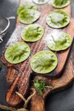 yeşil ravioli taze yeşil hamur ıspanağı, fesleğen sebze yemeği masada atıştırmalık.