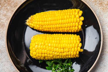 tatlı mısır haşlandı taze mısır sebze mısır pişirildi sağlıklı yemek abur cubur masada fotokopi uzay gıda arka plan kırsal üst görünüm