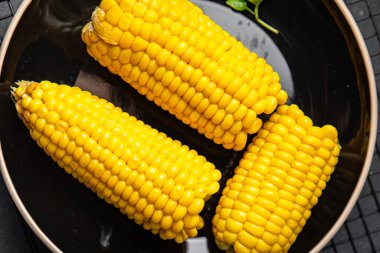 tatlı mısır haşlandı taze mısır sebze mısır pişirildi sağlıklı yemek abur cubur masada fotokopi uzay gıda arka plan kırsal üst görünüm