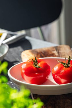 Domatesli domuz eti, sığır eti, domates dolduran tavuk fırında sebze sağlıklı yemek atıştırmalıkları fotokopi çekilen uzay yiyecekleri arka plan kırsal manzarası. 