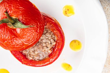 Domatesli domuz eti, sığır eti, domates dolduran tavuk fırında sebze sağlıklı yemek atıştırmalıkları fotokopi çekilen uzay yiyecekleri arka plan kırsal manzarası. 