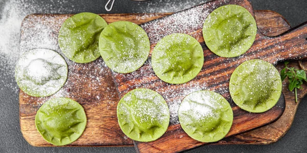 Zielone Ravioli Świeże Zielone Ciasto Szpinak Bazylia Warzywa Jedzenie Posiłek — Zdjęcie stockowe