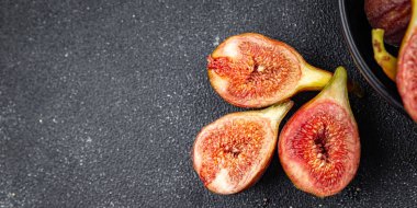 Taze incir meyvesi olgunlaşmış incir masada yemek atıştırmalığı fotokopi alanı arka plan kırsal 