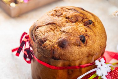 Panettone Noel 'i tatlı pasta tatili yeni yıl tatlı pişirme kutlaması öğün atıştırmalıklarını fotokopi masasında yer alan uzay yemeği arka plan kırsal manzarası