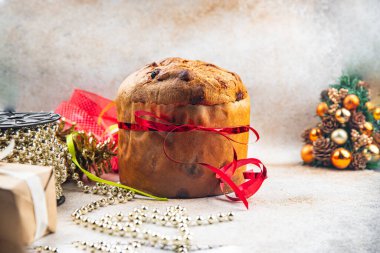 Panettone Noel 'i tatlı pasta tatili yeni yıl tatlı pişirme kutlaması öğün atıştırmalıklarını fotokopi masasında yer alan uzay yemeği arka plan kırsal manzarası