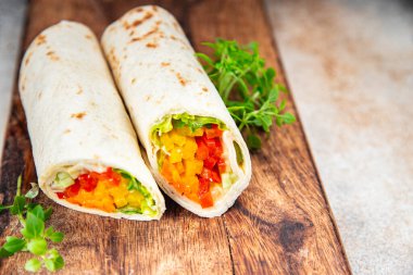 Tortilla dürümü sebzeli tako vejetaryen dürüm vejetaryen yemek burrito veganfajita sebze Pita sağlıklı yemek aperatifi masa üzerinde fotokopi uzay yemeği arka plan kırsal üst görünüm 