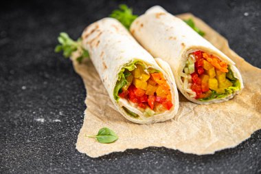 Tortilla dürümü sebzeli tako vejetaryen dürüm vejetaryen yemek burrito veganfajita sebze Pita sağlıklı yemek aperatifi masa üzerinde fotokopi uzay yemeği arka plan kırsal üst görünüm 