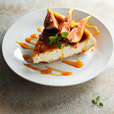 Cheesecake dilimleri tatlı incirli meyveli kek tatlı tatlı yemek atıştırmalıkları masanın üzerinde fotokopi uzayı arka plan kırsal manzarası