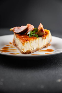 Cheesecake dilimleri tatlı incirli meyveli kek tatlı tatlı yemek atıştırmalıkları masanın üzerinde fotokopi uzayı arka plan kırsal manzarası