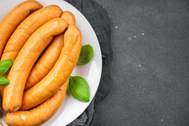 soya sosisi sebze proteini seitan etsiz vejetaryen ya da vejetaryen aperatifler masada sağlıklı yemek atıştırmalığı için hazır.