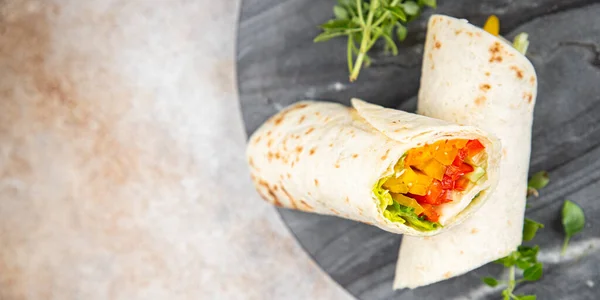 토르티야 부리토 채식주의 타키타 Shawarma 건강한 테이블에 소박한 — 스톡 사진