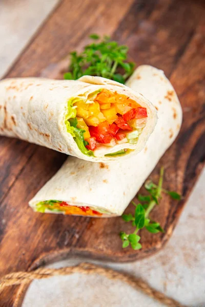 토르티야 부리토 채식주의 타키타 Shawarma 건강한 테이블에 소박한 — 스톡 사진