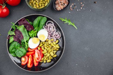 edamame fasulye salatası sebze, domates, haşlanmış yumurta, salata sosu sağlıklı aperatifler için hazır yemek aperatifleri fotokopi masasında yer yiyecek arka plan kırsal arka plan keto veya paleo diyeti vejetaryen yemeği henüz tanışılmadı.