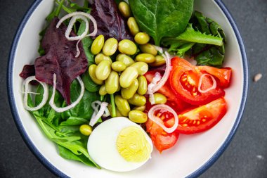 edamame fasulye salatası sebze, domates, haşlanmış yumurta, salata sosu sağlıklı aperatifler için hazır yemek aperatifleri fotokopi masasında yer yiyecek arka plan kırsal arka plan keto veya paleo diyeti vejetaryen yemeği henüz tanışılmadı.