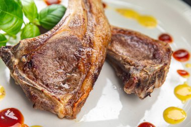 Kemiklerdeki kuzu pirzolası taze et porsiyonları sağlıklı aperatifler yemek için hazır sofrada atıştırmalıklar fotokopi uzayı arka plan kırsal manzarası