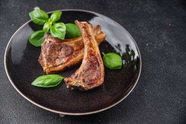 Kemiklerdeki kuzu pirzolası taze et porsiyonları sağlıklı aperatifler yemek için hazır sofrada atıştırmalıklar fotokopi uzayı arka plan kırsal manzarası