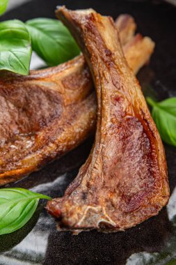 Kemiklerdeki kuzu pirzolası taze et porsiyonları sağlıklı aperatifler yemek için hazır sofrada atıştırmalıklar fotokopi uzayı arka plan kırsal manzarası