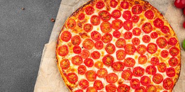 Pizza Taze Domates Margherita sağlıklı aperatifleri yemeye hazır yemek atıştırmalıkları fotokopi masasında uzay yiyeceklerinin arka plan kırsal manzarası