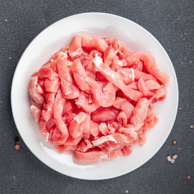 Çiğ domuz eti, taze aperatif yemek için hazır. Masada yemek, fotokopi, arka plan, kırsal alan manzarası.