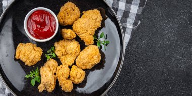 Tavuklu nugget domates sosu. Kızarmış et. Sağlıklı yemek atıştırmalıkları.