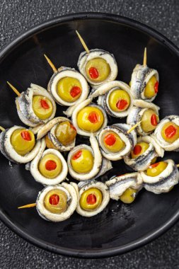 Doldurulmuş zeytinli ançüez fileto, doldurulmuş ançüez, aperatif deniz ürünleri, marine edilmiş salamura balık aperatif öğün atıştırmalığı yemek için hazır.