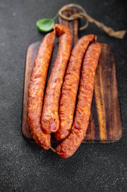 Sosis, domuz eti, sığır eti, kuzu ya da tavuk aperatif yemeye hazır taze yemek atıştırmalığı fotokopi masasında uzay yemeği arka plan kırsal manzarası