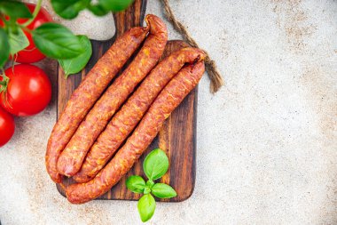 Sosis, domuz eti, sığır eti, kuzu ya da tavuk aperatif yemeye hazır taze yemek atıştırmalığı fotokopi masasında uzay yemeği arka plan kırsal manzarası