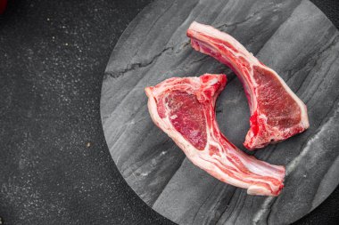 Kemikte kuzu pirzola, çiğ et, masada yemek, fotokopi, arka plan, kırsal alan manzarası.