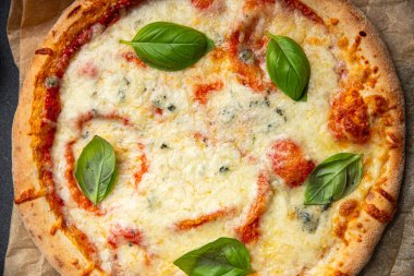 Pizza dört peynir porsiyonlu dilimlenmiş peynir aperatif yemek atıştırmalıkları masada fotokopi uzayı arka plan kırsal manzarası