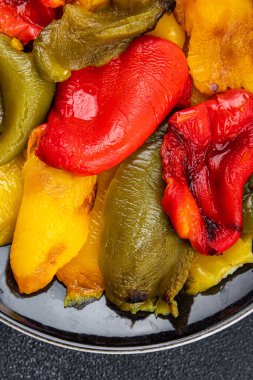 Biber biberli fırında kavrulmuş biberli abur cubur masa üzerinde fotokopi uzay yiyecekleri arka plan kırsal üst görünüm 