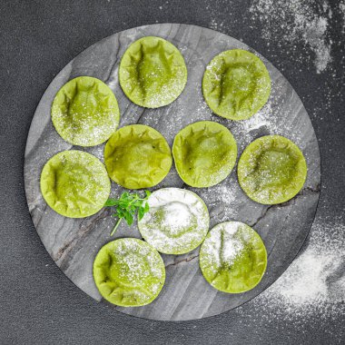 yeşil ravioli taze yeşil hamur ıspanağı, fesleğen sebze yemeği masada atıştırmalık.