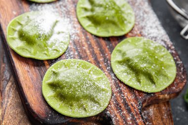 yeşil ravioli taze yeşil hamur ıspanağı, fesleğen sebze yemeği masada atıştırmalık.