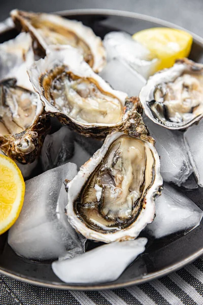 İstiridye deniz ürünleri taze yemek istiridye atıştırmalıklar masada