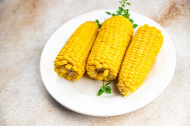  Mısır koçanı tatlı mısır haşlanmış taze sebze yemeği abur cuburu masa üzerinde fotokopi alanı arka plan kırsal manzarası