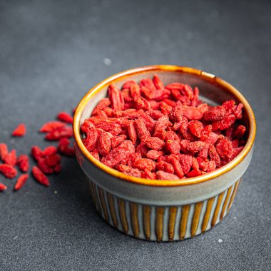 Goji Berrie masadaki sağlıklı yemek atıştırmalıklarını fotokopi makinesinin arka planına ilave et.